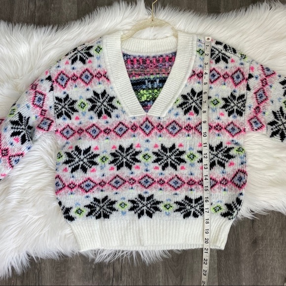 VS PINK Reversible Snowflake Fair Isle V-Neck Sweater - Picture 7 of 7